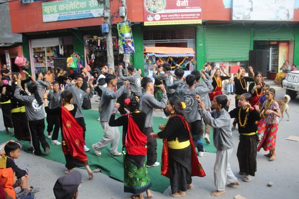 हराउँदै तिहारको मौलिकता : अङ्ग्रेजी र हिन्दी गीतमा देउसीभैलो