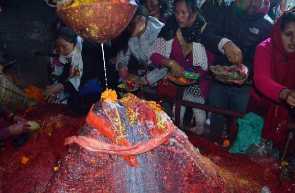 दुप्चेश्वर महादेव मन्दिरमा भक्तजनको घुइँचो