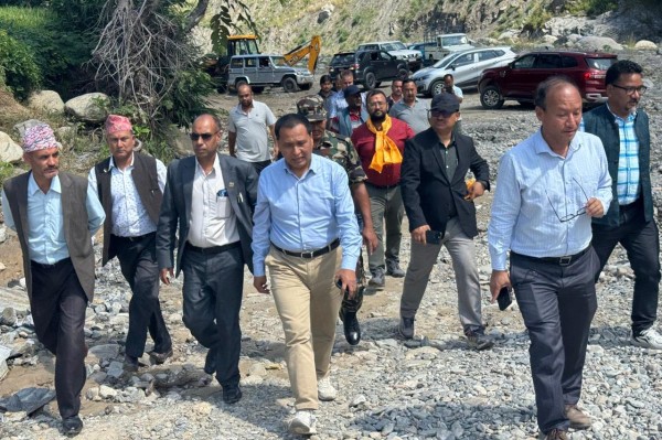 मन्त्री घिसिङद्वारा बीपी राजमार्गका सडक र पुलको निरीक्षण