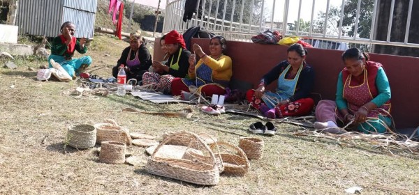 केराको थम्बाबाट महिलाले गरे उपयोगी सामग्रीको उत्पादन