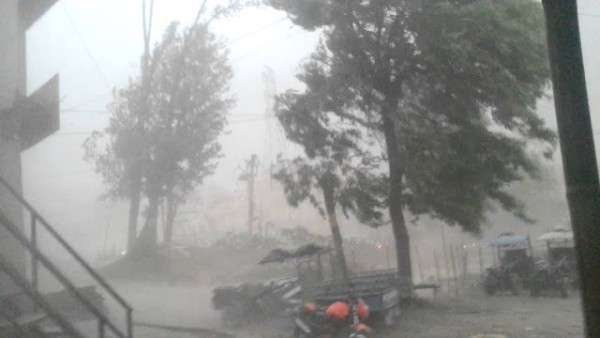 भक्तपुरमा हुरीले दुई घरमा क्षति