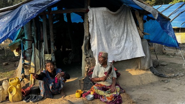 पहिरोले विस्थापित परिवारको वर्षौँदेखि पालमुनि बास