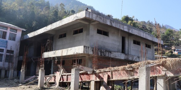 धवलागिरी अस्पताल भवन : तीन पटक म्याद थप्दा पनि अझै काम अधुरै