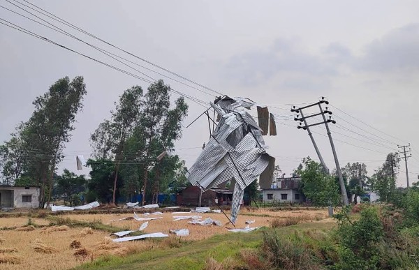 हावाहुरीले ब्यारेकको छाना उडाएपछि समस्यामा सशस्त्र प्रहरी