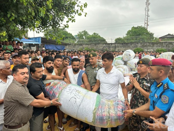 भोटेकोशी बाढीप्रभावितलाई कारागारका कैदीबन्दीद्वारा सहयोग
