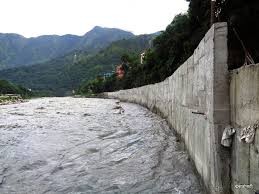 नदीको सतह घटेपछि पर्खाल निर्माण सुरु