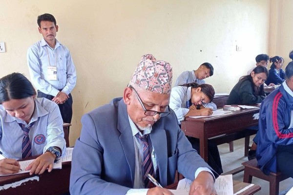 कक्षा १२ को परीक्षा दिँदै ६८ वर्षीय लालबहादुर