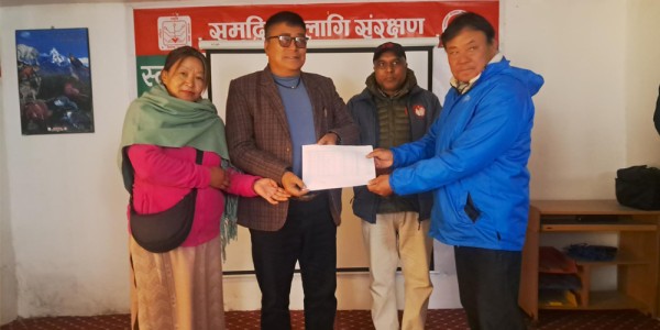 मुस्ताङमा तीन पालिकाका हिउँचितुवा पीडितलाई राहत वितरण