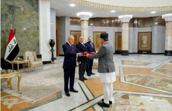 इराकका लागि नेपालका राजदूत लम्सालद्वारा ओहोदाको प्रमाणपत्र प्रस्तुत