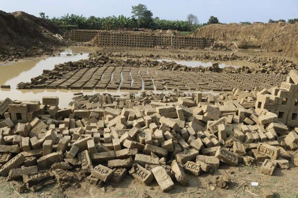 हिउँदे वर्षाले काँचो इँटामा क्षति