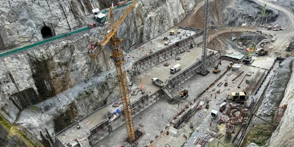 तनहुँ जलविद्युत् आयोजनाको मुख्य बाँधमा कङ्क्रिट निर्माण गरिँदै