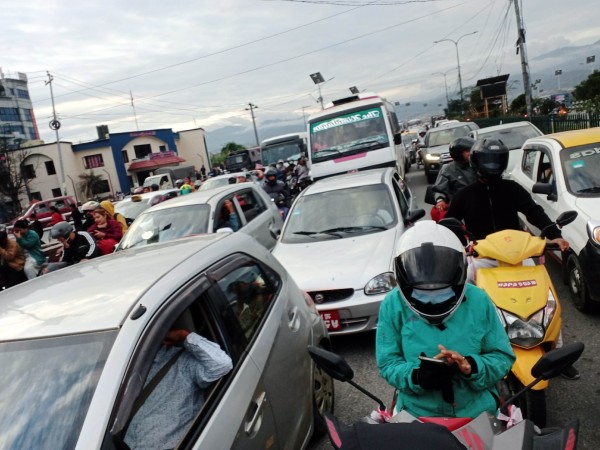 दसैँ सकिए लगत्तै दैनिक काठमाडौँ उपत्यका भित्रिने नागरिकको सङ्ख्या उच्च