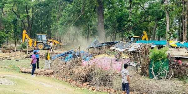 कैलालीमा वन अतिक्रमण हटाइयो, ४७ संरचना भत्काइए