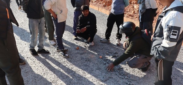 कालोपत्र गरेको एक महिनामै भत्कियो रत्नेचौर–भकुण्डे सडक