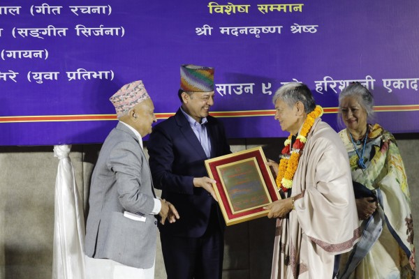‘छिन्नलता गीत पुरस्कार’ मदनकृष्ण सहित पाँच स्रष्टालाई प्रदान