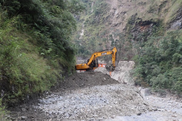 कोरला नाका जोड्ने सडक  खण्डको मर्मत तीव्र