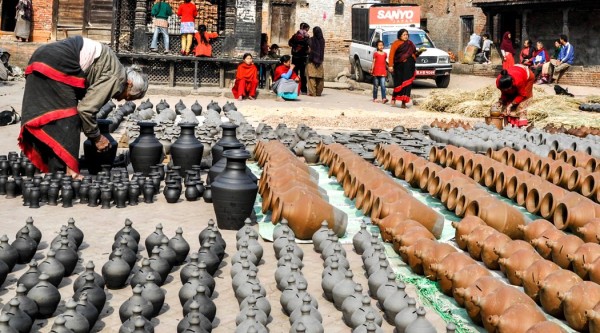 दसैँको सामग्री बनाउन व्यस्त भक्तपुरका कुम्हालेहरू