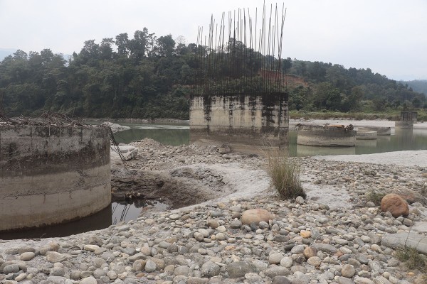 अरुण नदीको लम्सुवाघाटमा पुल निर्माण १५ वर्षदेखि अलपत्र