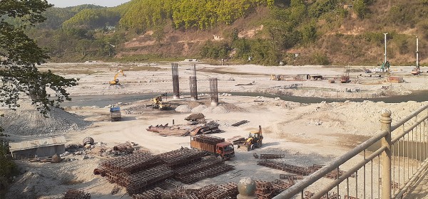 मादी नदीमाथि पुलको दुईतर्फ जोड्ने पहुँच सडक निर्माण सुरु