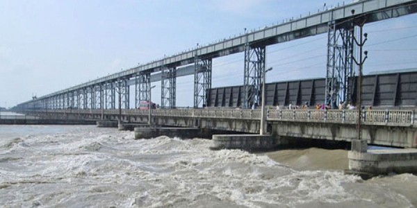 महाकालीमा पानीको बहाब बढेपछि शारदा ब्यारेजमा चारपाङ्ग्रे सवारीसाधन बन्द