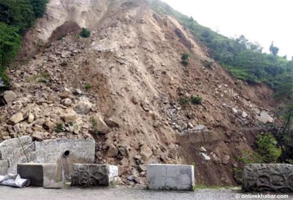 भाँडी खोला क्षेत्रस्थित मेची राजमार्ग अवरुद्ध