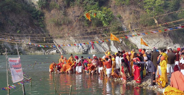 देवघाटको बेनीमा लिङ्गो ठड्याएर माघे सङ्क्रान्ति मेला सुरु