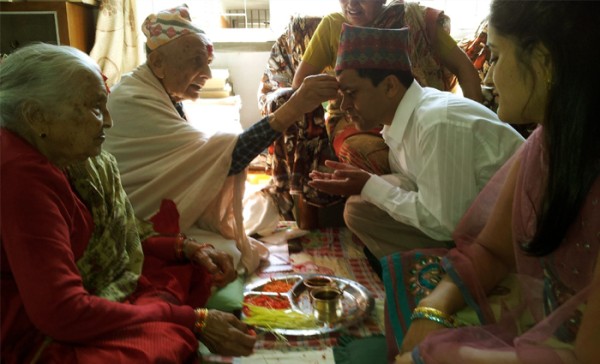 भक्तपुरका नेवार समुदायले  दशैमा किन लगाउँछन् कालो टीका