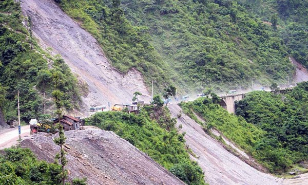 नारायणगढ–मुग्लिन सडक खण्ड : पहिरो पन्छाउन तीन ठाँउमा उपकरण