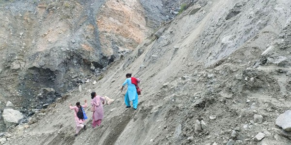 गमगढी बालै पिना सडक अवरुद्ध, हिँड्नसमेत समस्या