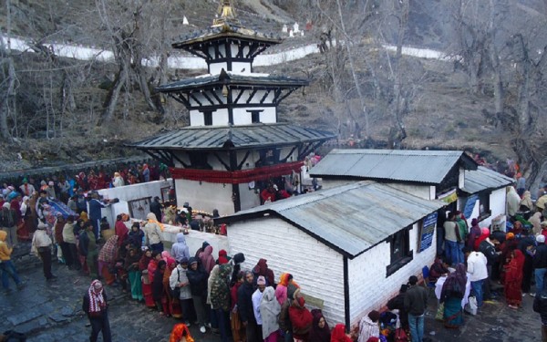 अत्यधिक चिसोमा पनि मुक्तिनाथ मन्दिरमा दर्शनार्थीको भीड उस्तै