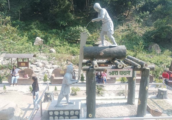 श्रमदानबाट ढुङ्गे पार्क निर्माण गर्दै बराइली