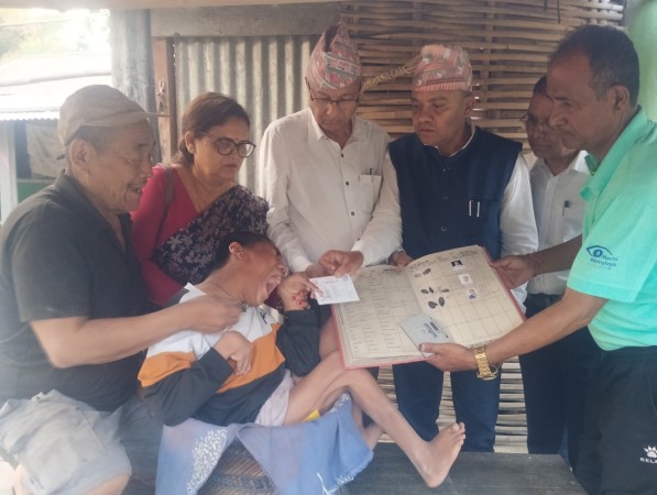 पूर्ण अपाङ्गता भएका क्षितिजलाई घरमै पुगेर नागरिकता