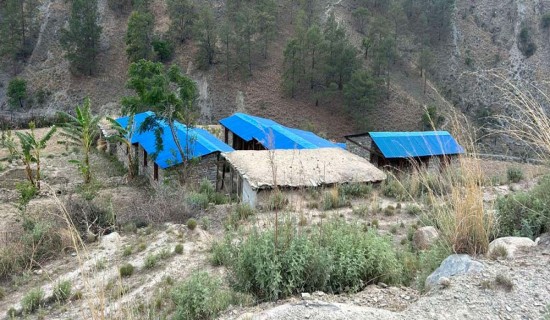 बस्तीमाथि पहिरो जाँदा पाँचधारे बजार जोखिममा