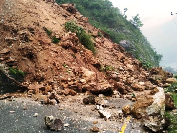 बाढीपहिरोले दश राजमार्ग ठप्प, एक सय ५८ आंशिक सञ्चालनमा