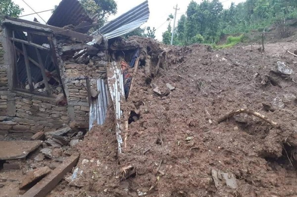 पर्वतमा पहिरोले छ घर पूर्ण रूपमा भत्किए, दश घर उच्च जोखिममा