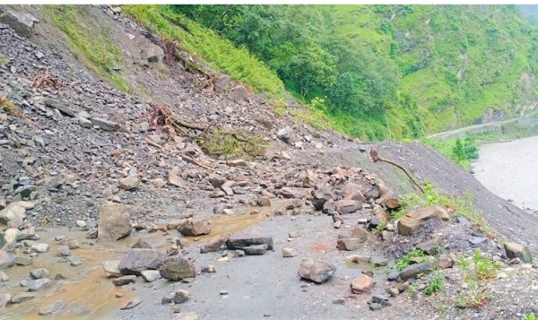 पहिरोले महाकाली राजमार्ग अवरुद्ध