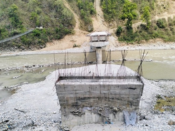 दाङको तुइसोताले खोला तर्नुपर्दा स्थानीयलाई सास्ती, नौ स्थानमा पुलको अभाव
