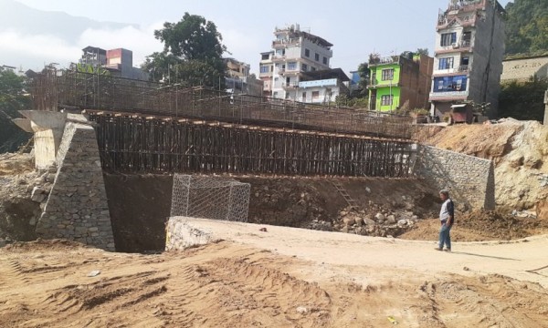 तीन वर्षअघि निर्माण सम्पन्न गरिसक्नुपर्ने पुलको ३७ प्रतिशतमात्र काम पूरा