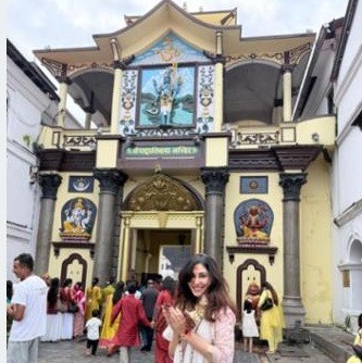 बलिउड अभिनेत्री पूजा चोपडाद्वारा पशुपतिनाथको दर्शन