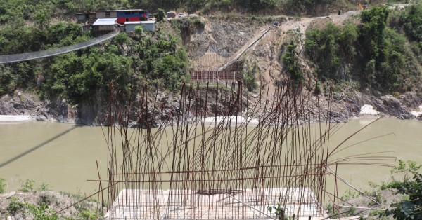 पाँच वर्षमा पनि बनेन दूधकोशीको चुहार पक्की पुल