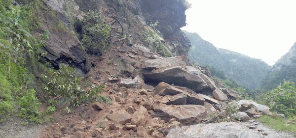 पहिरोले जयपृथ्वी राजमार्ग अवरुद्ध
