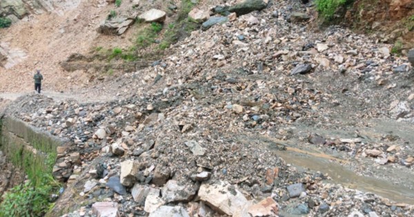 पहिराले अरनिको राजमार्ग अवरुद्ध