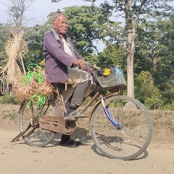 ८४ वर्षमा पनि गाउँबस्ती डुलेर व्यापार