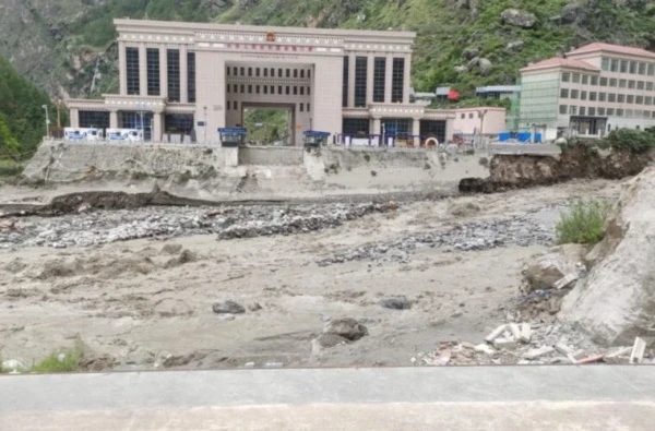 तातोपानी र केरुङ नाका बन्द हुँदा दसैँको सामान रोकिए