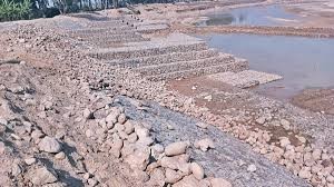 बलान नदीको बाढीले जीर्ण बनायो तटबन्ध