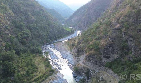 खोटाङलाई तराईसँग जोड्ने छोटो मार्ग : बाधक बनेको घर्तीभिरको चट्टान फुटाउन सुरु