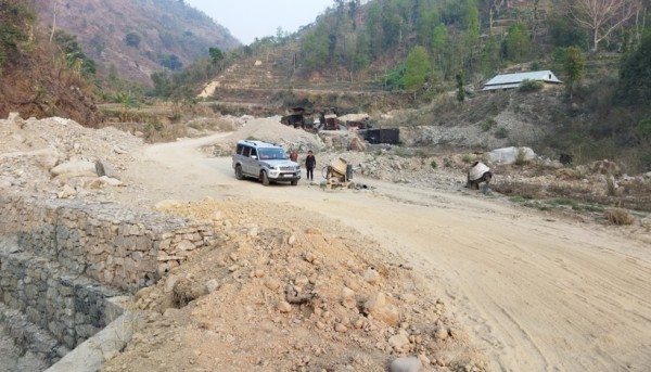 तीन वर्षमा बन्नुपर्ने सडक पाँच वर्षमा पनि बनेन