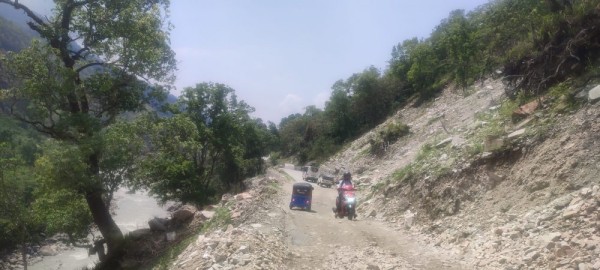 जोखिमपूर्ण बन्दै बेँसीसहर–चामे सडकयात्रा