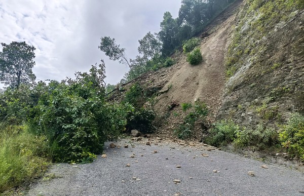 नाम्खाको तुम्लिङमा यात्रु रोकिए, न्यालु सडक अझै खुलेन