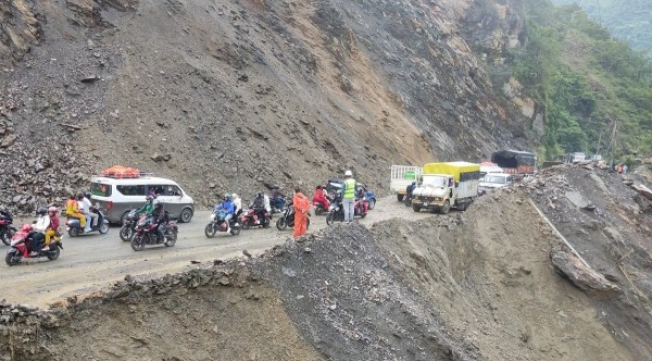 दासढुङ्गादेखि मुग्लिनसम्मको सडक सधैँ पहिरोको जोखिममा